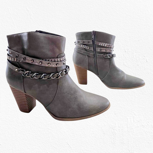 Jennifer Lopez Taupe Chain Studded Block Heel Ankle Booties Size 7.5 Edgy Glam - Picture 1 of 8